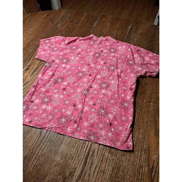 Peaches Scrubs Scrub Top Shirt Pink Snowflake V-Neck Med Pockets Winter Nursing - Picture 2 of 2